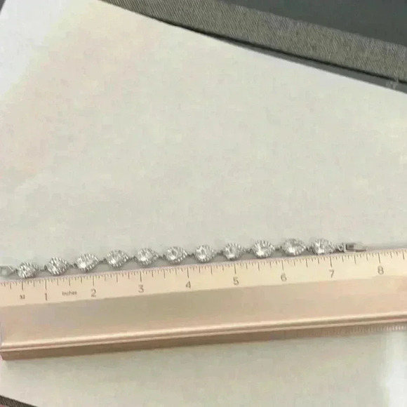 Pear shape cubic zirconia bracelet with halo mounting. - Picture 4 of 5